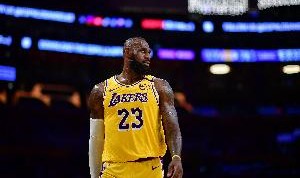 恢复正常！詹姆斯半场11投5中 拿下10分5篮板7助攻