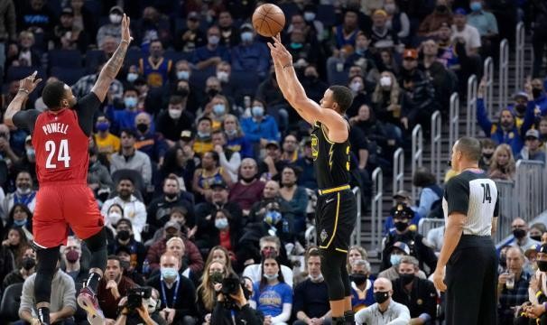 KY开云官网-单场16个三分库里也做不到，但距离纪录更近了