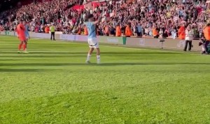 KY开云官网体育下载-赛后瓜帅把奥赖利推向前，接受球迷的欢呼和掌声