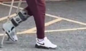 KY开云官网体育下载-不容乐观？球迷拍到哈兰德拄拐+穿保护靴离开球场