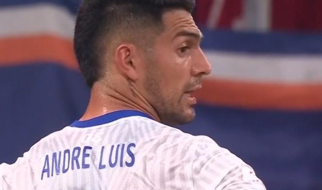 KY开云官网体育下载-记者：路易斯是因腰伤没有太大改善，所以没有随队前往武汉